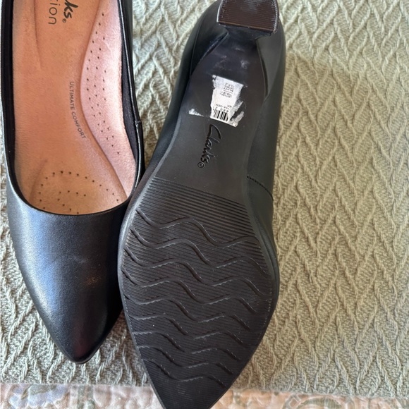 Clarks Women's Black Pumps - Picture 3 of 3